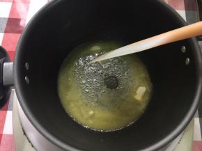 黄油用中小火熬煮至褐色，焦化……焦化好的黄油有榛子味，这是增添香味的费南雪必备过程！