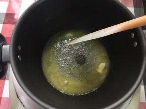 黄油用中小火熬煮至褐色，焦化……焦化好的黄油有榛子味，这是增添香味的费南雪必备过程！