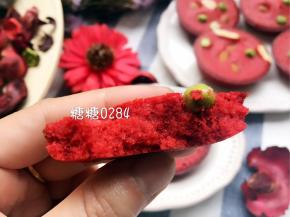 红丝绒坚果费南雪，刚出炉外脆里嫩，非常赞哦……费南雪放置3天，口感又是另一番风味哦……