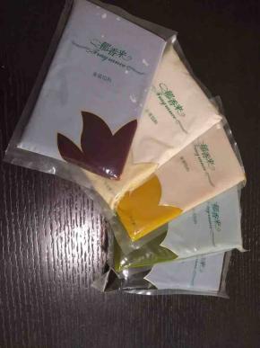 准备好皮料（郁香来桃山皮），这次主要用到了牛奶桃山皮（白色）来调色。