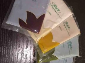 准备好皮料（郁香来桃山皮），这次主要用到了牛奶桃山皮（白色）来调色。