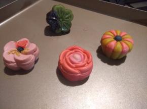 脱膜后的造型。也可以直接用皮料包住馅料放入模具中按压成形（如图绿色），花型纹理清晰，也很漂亮。