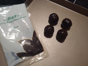 把馅料分成20克一个的小剂子并用手搓圆。（馅料可以根据自己的喜好选择，我家孩子只爱豆沙馅儿，所以我只做了这一种）