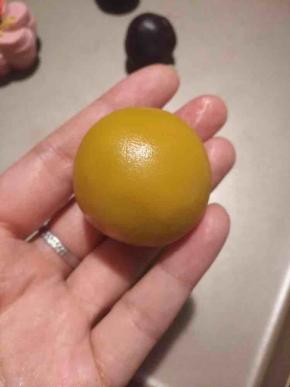 将包拢的和果子胚搓圆备用。