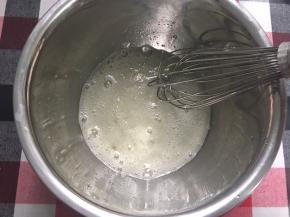 蛋白加入细砂糖搅拌，手动打蛋器就可以了，不用打发，出现鱼眼泡就可以了