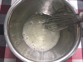 蛋白加入细砂糖搅拌，手动打蛋器就可以了，不用打发，出现鱼眼泡就可以了