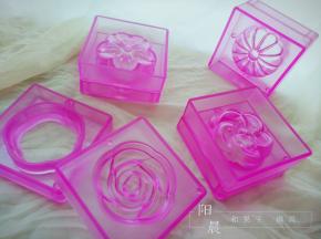 盼望已久的“阳晨和果子模具”终于收到了。首先，给它们来一个集体照；然后，用清水洗净后沥干模具上的水；最后，我们就可以开始下一步的制作了。