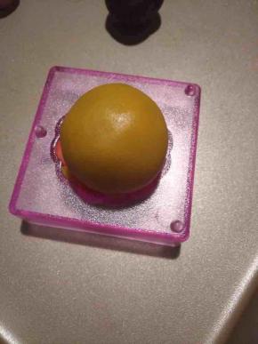 将搓圆的和果子胚料放在“阳晨和果子模具”上。