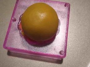 将搓圆的和果子胚料放在“阳晨和果子模具”上。