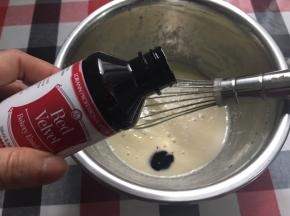 加入红丝绒精华液，并搅拌均匀