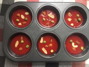 倒入面糊，表面撒些干果装饰