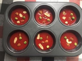 倒入面糊，表面撒些干果装饰