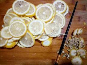 用筷子把柠檬里的籽弄出来