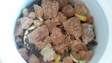 砂锅里一层柠檬一层黄冰糖，川贝和陈皮放中间层