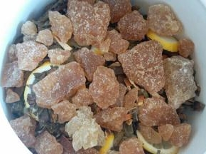 砂锅里一层柠檬一层黄冰糖，川贝和陈皮放中间层