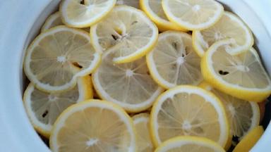 砂锅里一层柠檬一层黄冰糖，直到放满。然后把砂锅放进大蒸锅里隔水炖