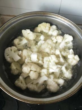 用开水焯熟，用凉开水冰一下控干水份备用。