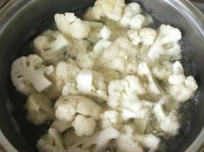 用开水焯熟，用凉开水冰一下控干水份备用。