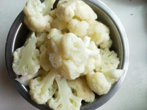 焯熟的菜花控干水份备用