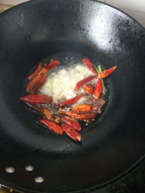 铁锅烧热放入玉米油，放入配料爆香