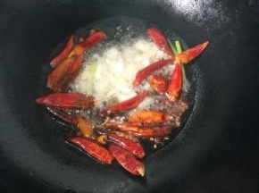 铁锅烧热放入玉米油，放入配料爆香