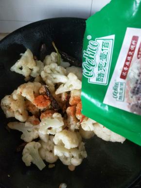 倒入酷克壹佰麻辣烫调料