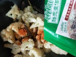 倒入酷克壹佰麻辣烫调料