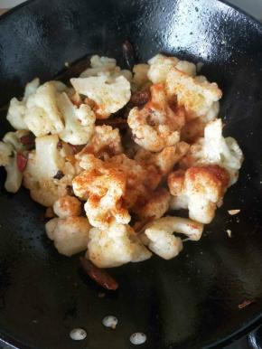 翻炒3*.4分钟让麻辣烫调料均匀裹在菜花上，