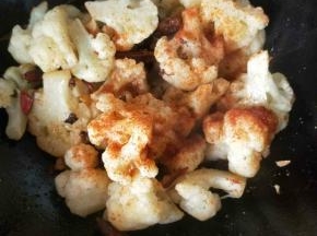 翻炒3*.4分钟让麻辣烫调料均匀裹在菜花上，