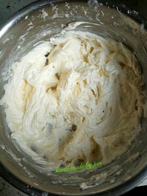 将低粉加入打发好的黄油内