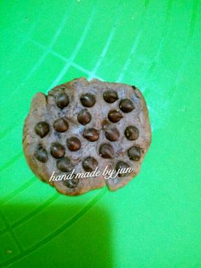 按扁，再放上巧克力豆，要用力按一下哦。做完后依次放入烤盘