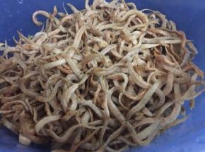 1. 面条鱼先用水泡20分钟左右