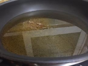 3. 锅里坐油烧热