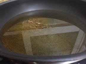 3. 锅里坐油烧热