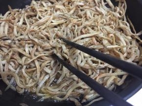 5. 开翻炒，用筷子不停的翻动