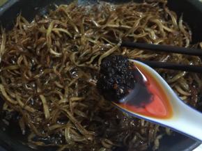 11. 加入自制辣椒酱，花椒粉 胡椒粉