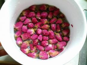 玫瑰花冲洗干净