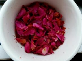 花瓣儿撕下来，只要花瓣。