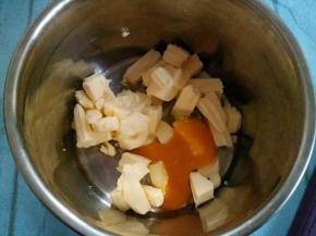 加入土鸡蛋到软化好的黄油内