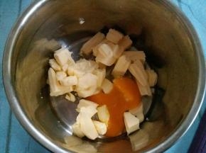 加入土鸡蛋到软化好的黄油内