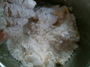 加入低粉和糖粉拌均匀，我是戴手套直接用手抓均匀的