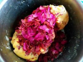 抓均匀后再放入玫瑰花瓣儿