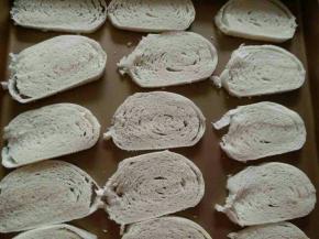 馒头切片，烤箱150度烤8分钟，再翻面烤8分钟