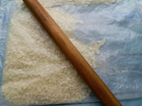 把烤干的馒头片放食品袋，用擀面杖擀碎