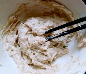 葱花和猪肉用料理机一起搅碎。。。也是因为熊孩子不吃葱，所以搅碎了见不到葱花了。盐 香油 蛋清 大蒜生姜水都放到肉泥里，用筷子顺时针方向搅均匀
