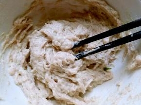 葱花和猪肉用料理机一起搅碎。。。也是因为熊孩子不吃葱，所以搅碎了见不到葱花了。盐 香油 蛋清 大蒜生姜水都放到肉泥里，用筷子顺时针方向搅均匀