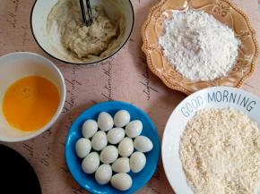 整颗鸡蛋打撒，，面粉用盘装好。所有食材都准备好
