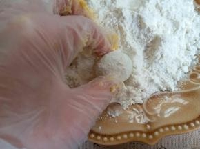 鹌鹑蛋裹一层面粉