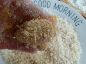 最后在面包糠里滚一圈儿