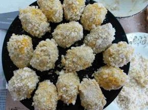 所有的鹌鹑蛋都包好，入烤箱180度烤22分钟。。中途用筷子翻个面再烤